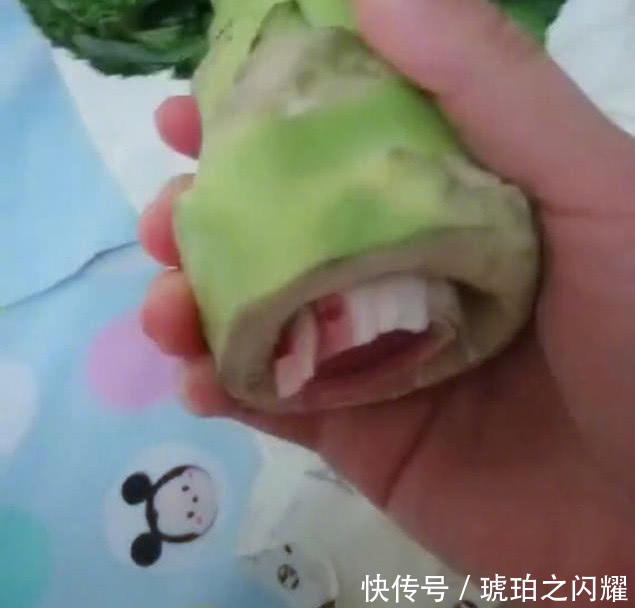 羡慕别人家的男友,女友向男子索要一月工资,转