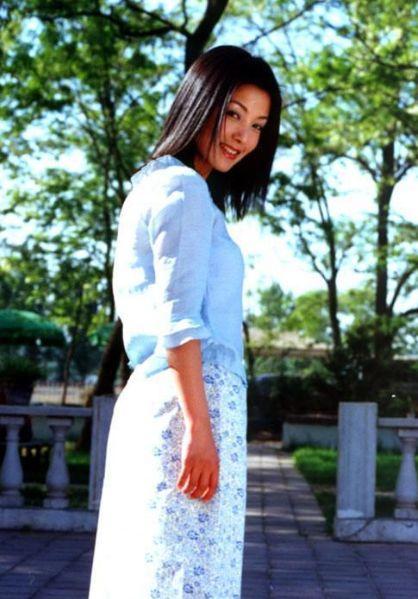 18岁嫁富豪就当妈, 多次上春晚, 身败名裂后剃