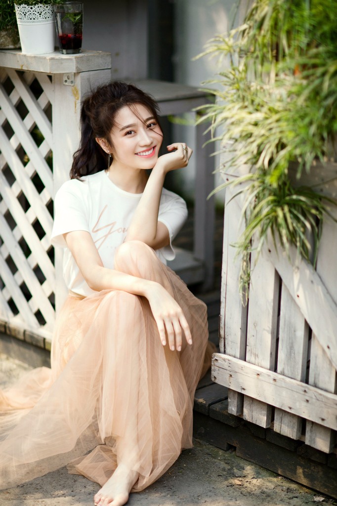 明星 正文  近日,在《烈火如歌》中饰演凤凰的90后小花龙政璇曝光一组