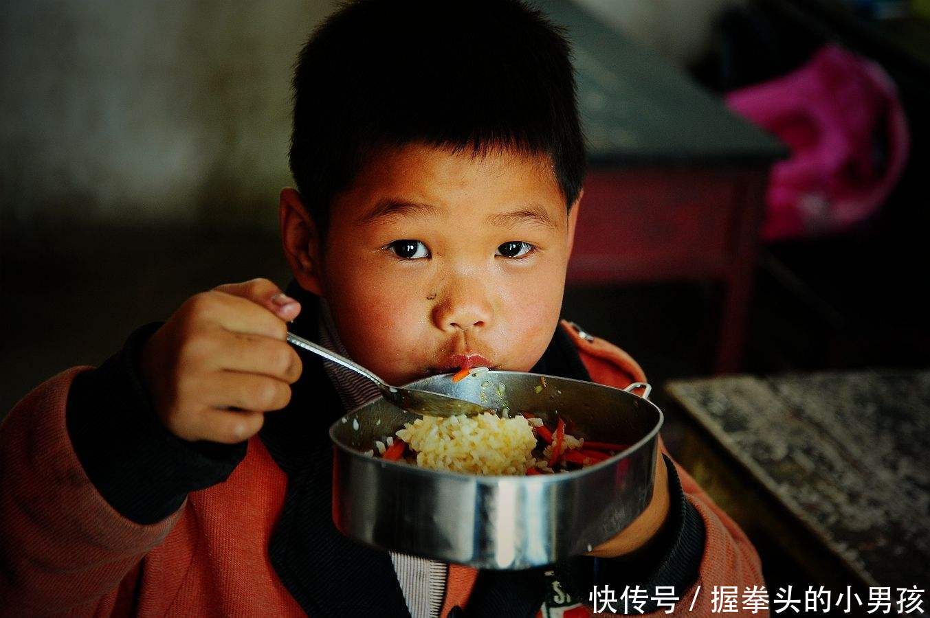 3岁留守儿童一天抽3包烟?留守儿童该如何教育