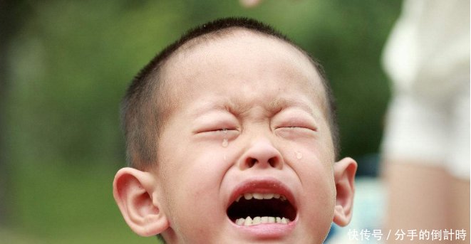 6岁男孩总说头痛,医生查不出原因,得知实情后