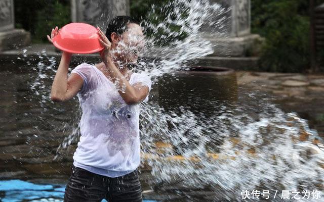 儿媳生了大胖孙子，听护士和医生讲一笑话后，我把鸡汤倒儿媳头上