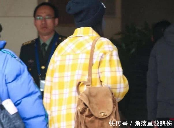 杨幂终于穿袜子了,不过裤腿怎么回事老弟,已经