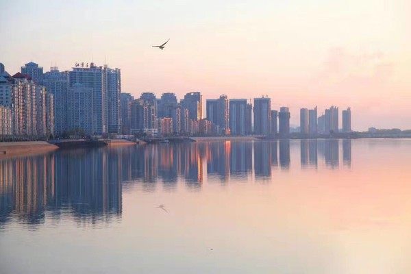 鸭绿江边的两座城市:中国丹东和朝鲜新义州对