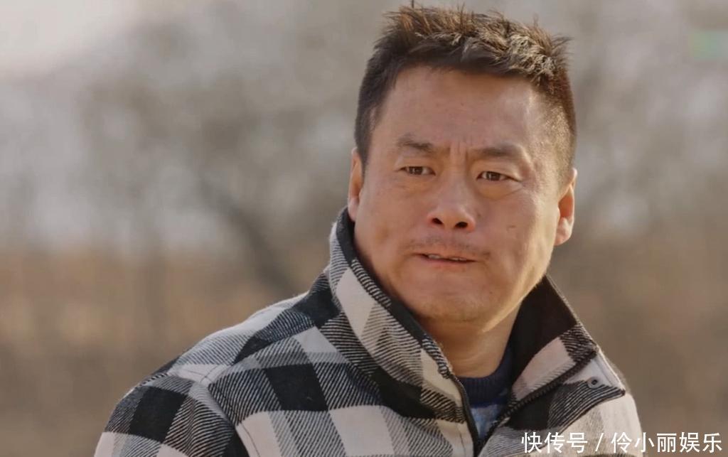 40岁宋晓峰近照,独宠爱妻10年,网友:女儿颜值一