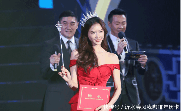 穿着这么紧身的连衣裙, 林志玲果然被勒的这么