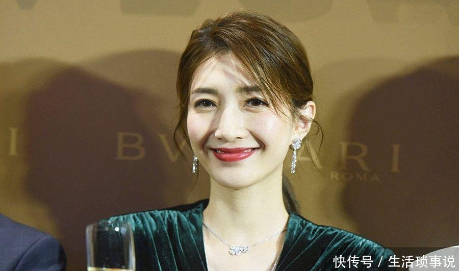 江疏影穿墨绿色丝绒长裙现身秀白皙长腿 打扮