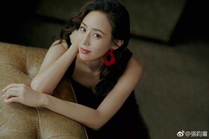 张钧甯真的太美啦，黑色吊带短裙配上这红唇，撩人！网友：想吻你