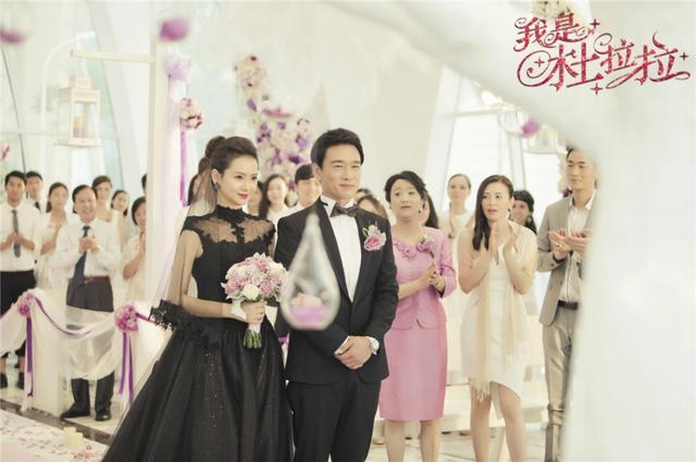 《我是杜拉拉》戚薇变身黑天鹅,婚纱照惊艳讲