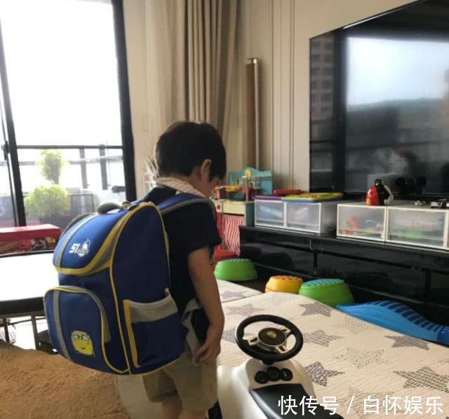 林志颖儿子Jenson偷背哥哥Kimi书包,一个举动