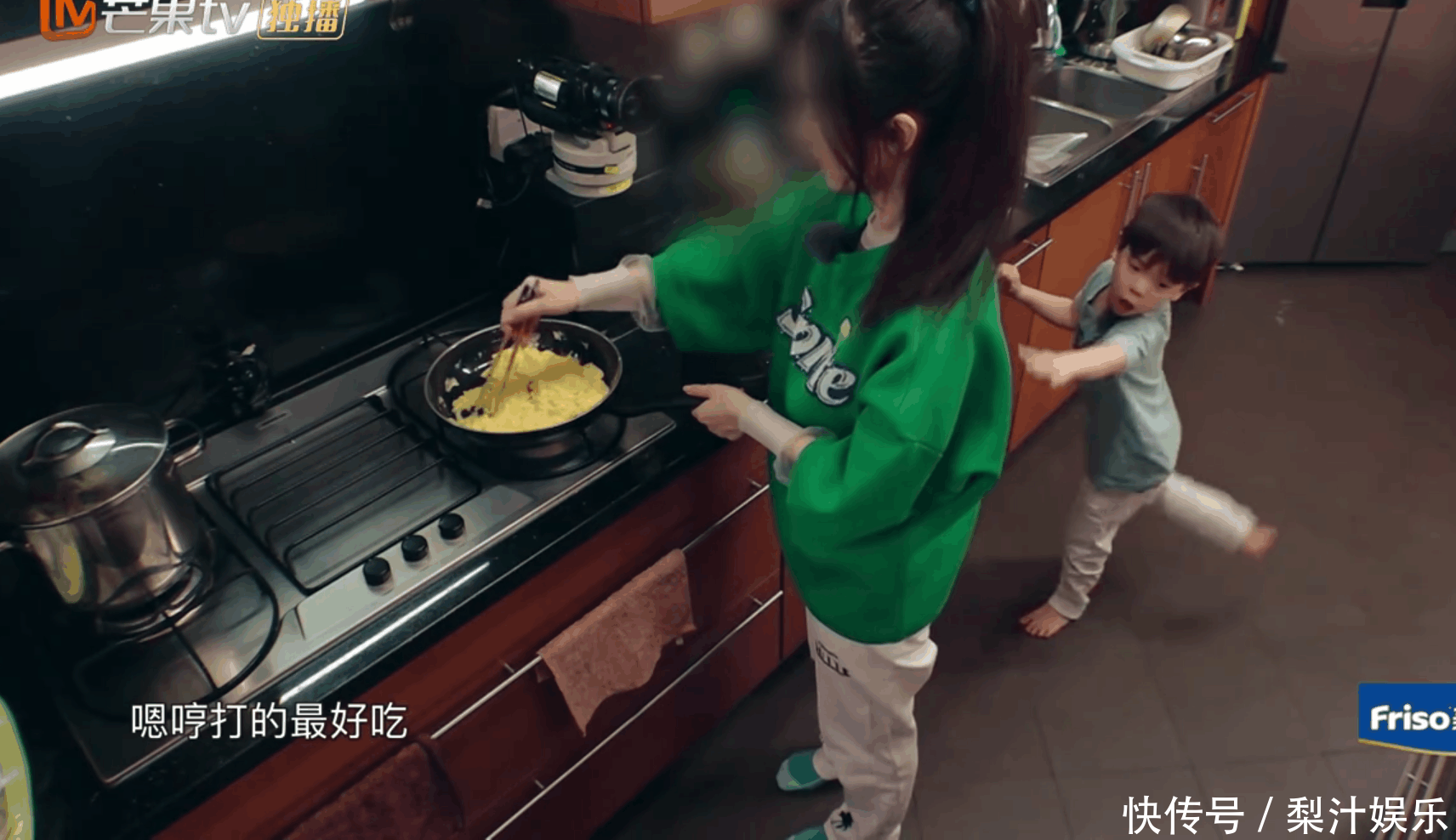 霍思燕准备晚餐,2个人吃3盘菜,嗯哼狼吞虎咽吃