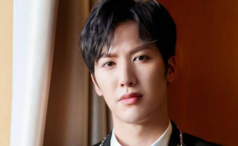 同是杨幂旗下艺人,迪丽热巴、张云龙红了,而他