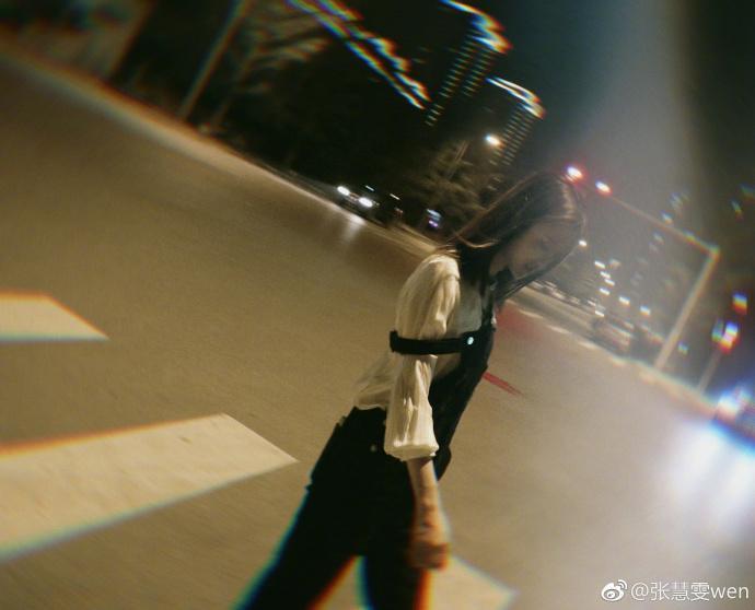 张慧雯真的太美啦！夜色下的她，走过无人的街头！网友：想去陪她