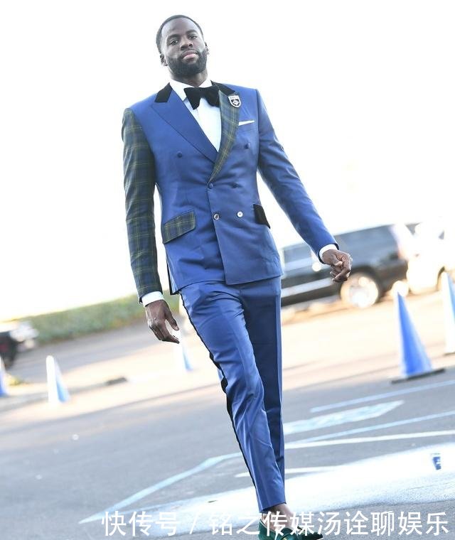 圣诞大战湖人vs勇士潮装秀:勒布朗优雅步伐,追