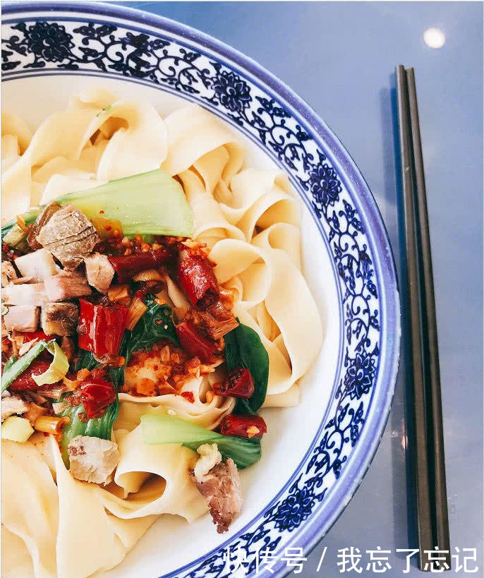 吴亦凡吃大碗宽面,8个字试图洗白,暗示还想来