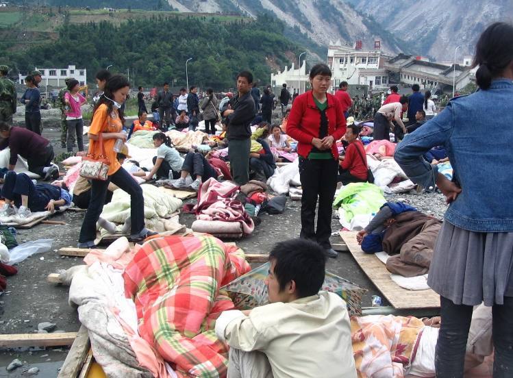 汶川地震十年回望,那些难忘的生死瞬间,祭奠废