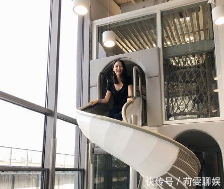 张梓琳带女儿到董璇餐厅玩, 和路人合影的照片