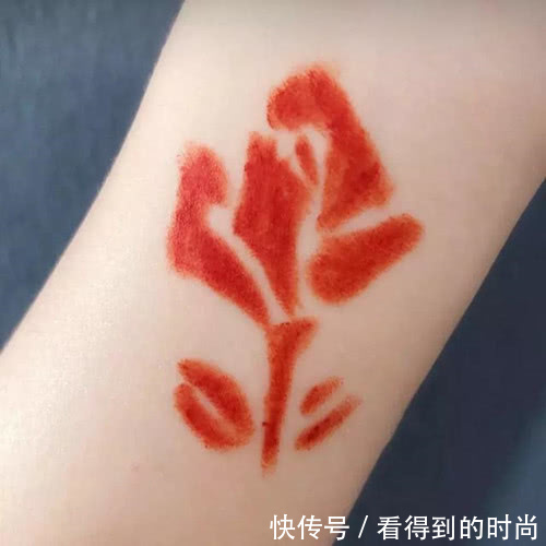 几款新出的口红色号,每一支都吸引到我了,钱包