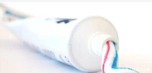 牙膏加一小小开塞露,擦脸三次斑点如雨下,胜过