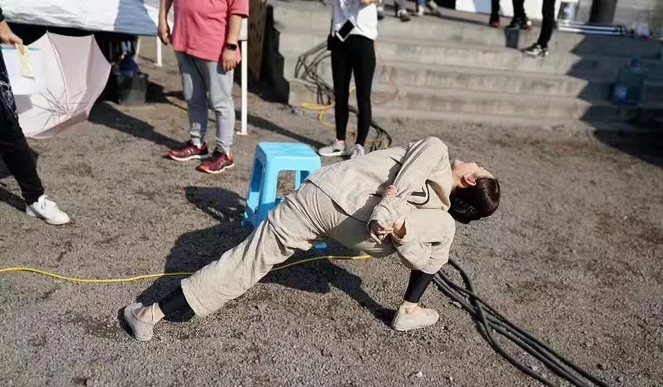 孙俪唐嫣同款瑜伽式了解一下，你也可以在家轻松瘦腰提臀