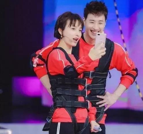 网友爆料潘玮柏吴昕,穿情侣装甜蜜挽手游澳洲