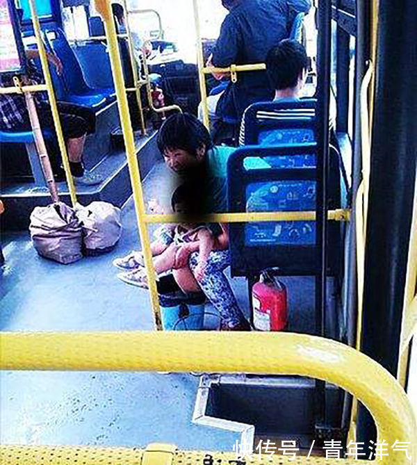 1岁宝宝忍不住公交车上解手,妈妈的做法,全车