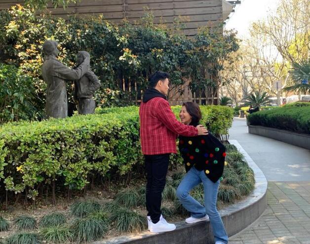 蔡少芬和张晋街头合影照曝光,甜蜜得像恋爱中