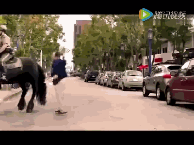 妹子,你太瘦啦,风都能把你吹跑啦