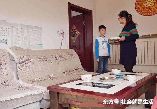 儿媳每天用破碗给婆婆装剩饭 10岁儿子一句话
