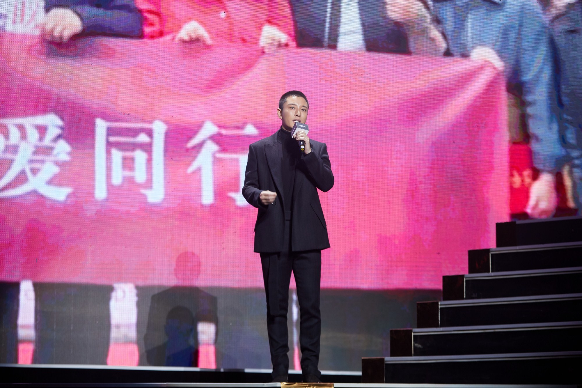 贾乃亮出席第十五届年度先生盛典 风度翩翩获年度公益大使称号