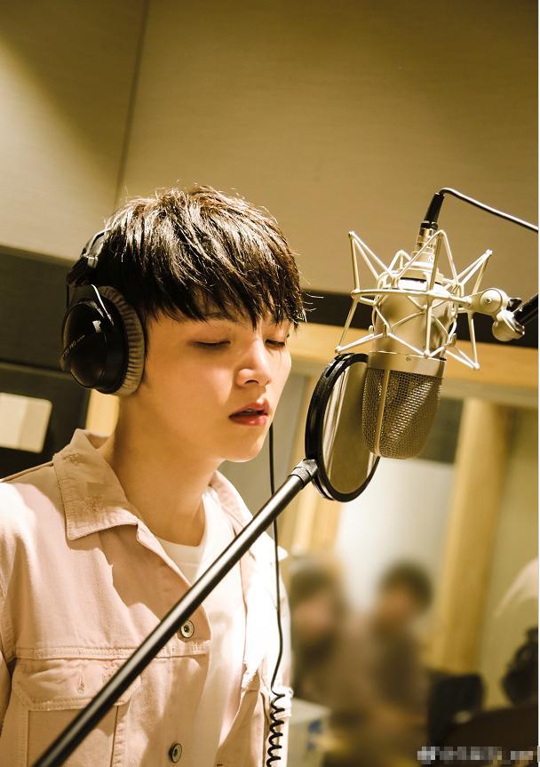 朱星杰亮相机场遭围拍,穿金戴银贵气十足,一件