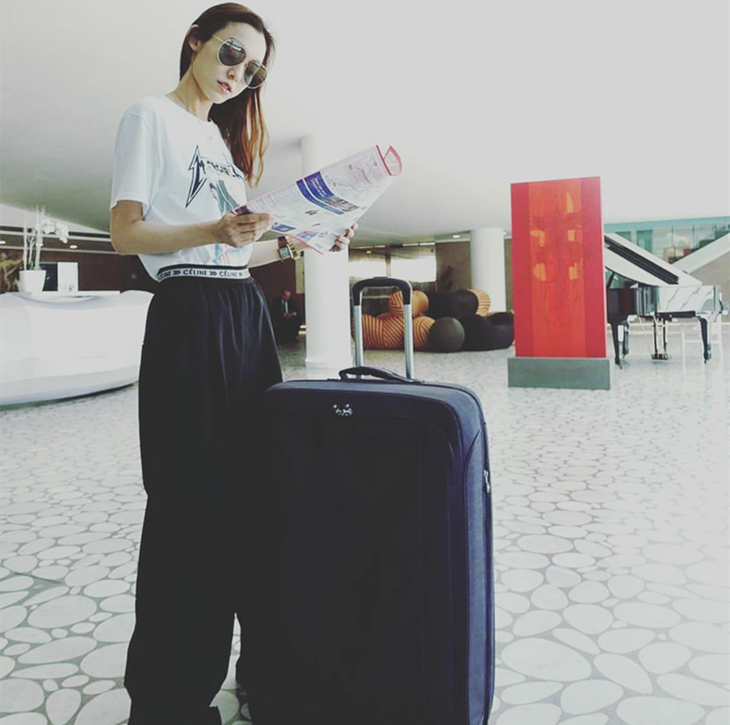 范玮琪白T恤阔腿裤现身机场 造型素雅不失个性