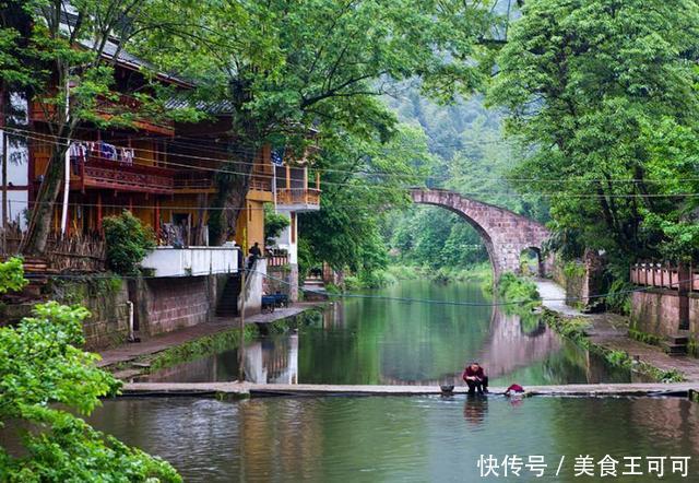 直击中国最“怪”城市，一年300多天在下雨，当地美女如云