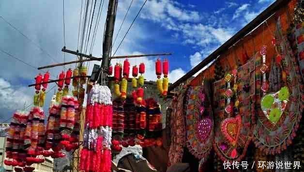 中国夫妇到巴基斯坦旅游,买了5块地毯,结账时