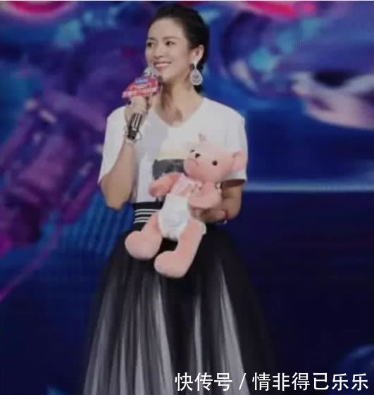 39岁的章子怡与39岁殷桃隔空撞衫,终于是知道