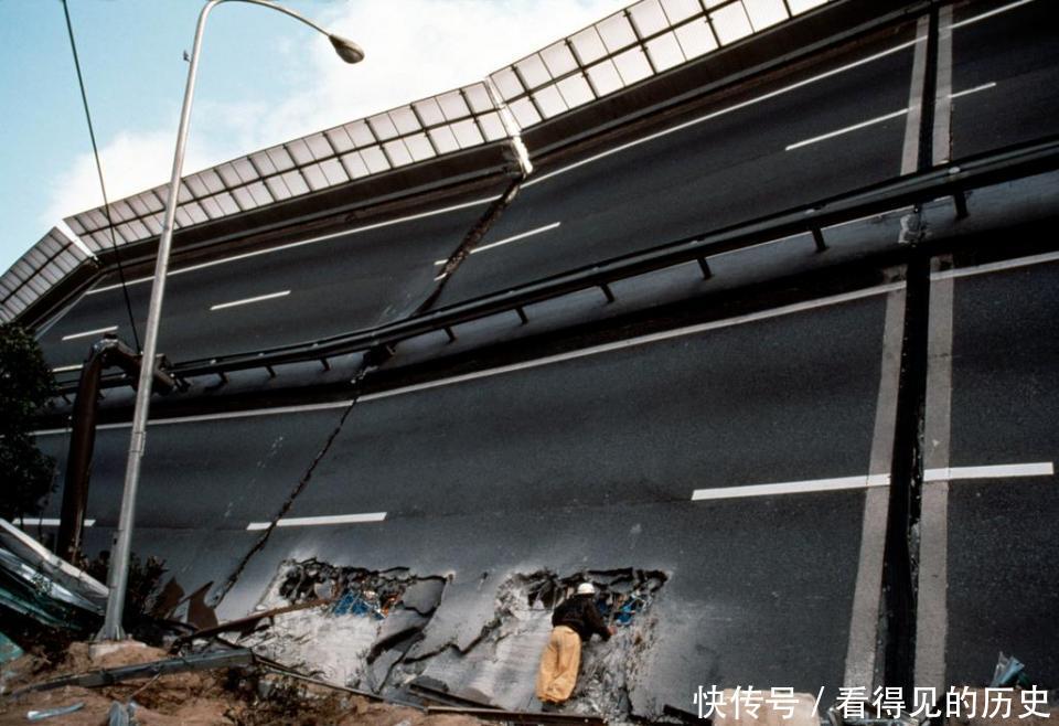 1995年的阪神大地震 使得日本神户变成了这个样子