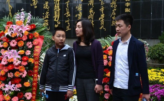 毛新宇携妻儿祭奠奶奶杨开慧照片,心情沉重,妻子气质优雅稳重