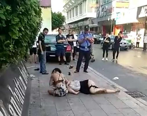 原配当街手撕小三, 丈夫却帮助小三, 旁边的警察表情亮了