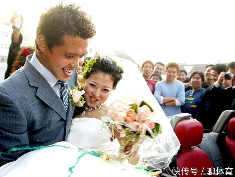 前国足最强中场退役后完成华丽转型 如今已成