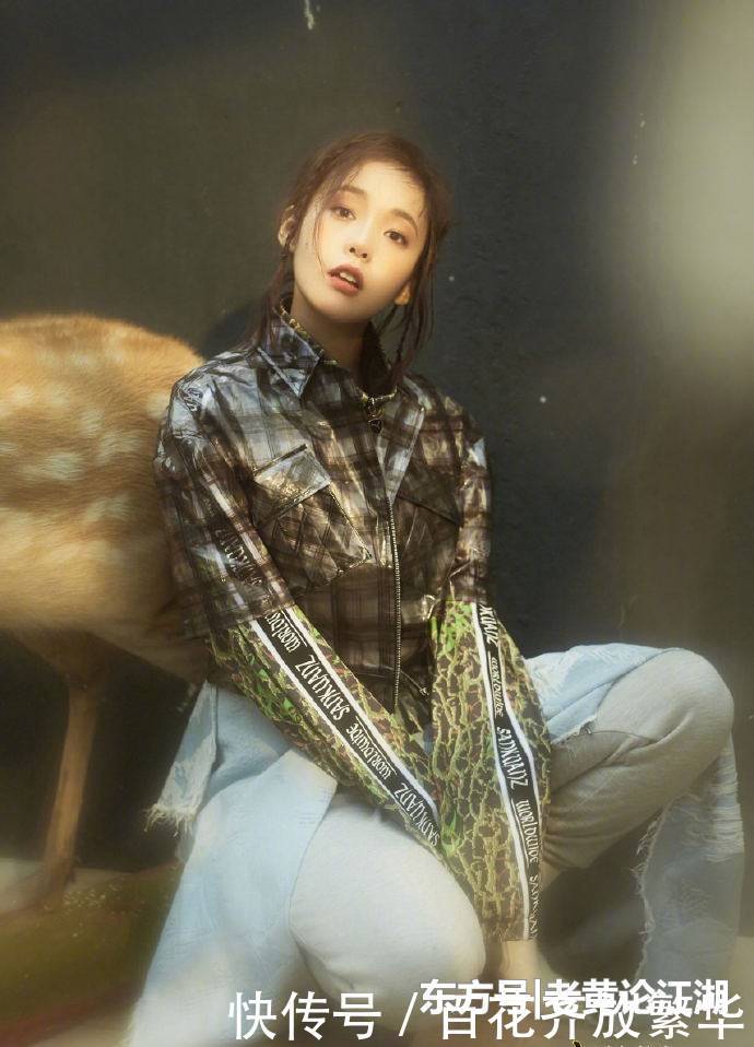 张佳宁蓬头赤脚,黑白相间T恤配黑色九分裤,随