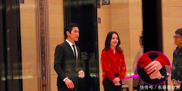 向佐求婚郭碧婷成功郭碧婷戴巨型婚戒现身酒宴