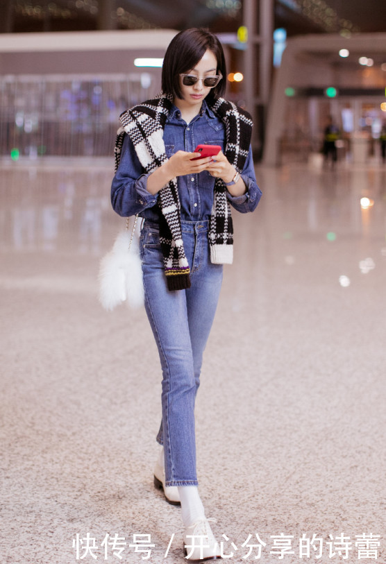 乍看第一眼还以为宋茜背了块霉豆腐,她这包,