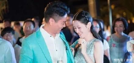 章泽天再现崇拜脸,从拜金女到京东老板娘,章泽