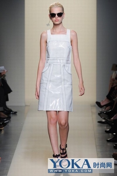 <em>胸大</em>的<em>妹子</em>怎么穿<em>衣服</em>才能显得胸小一点?本人