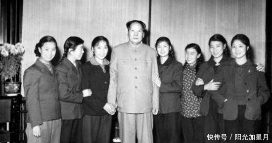 孟锦云和毛主席的珍贵合影,第三张在跳舞,最后