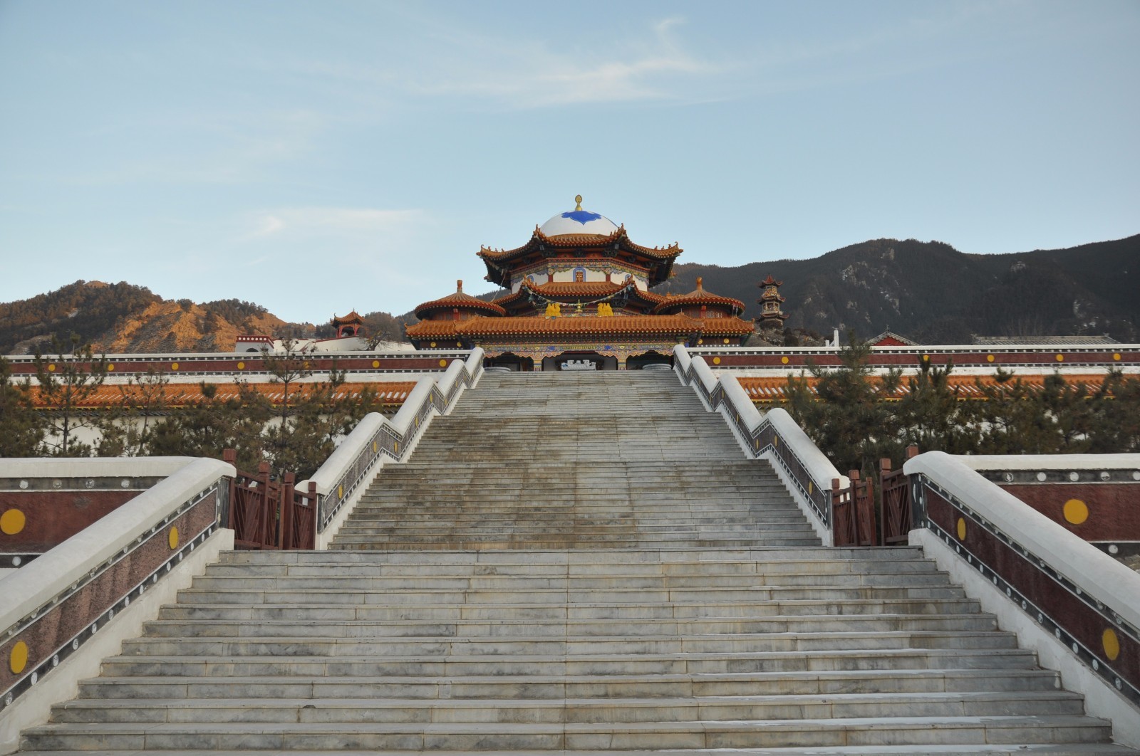 大漠中的 福因寺(也称北寺,被贺兰山国家森林公园包围着的福因寺