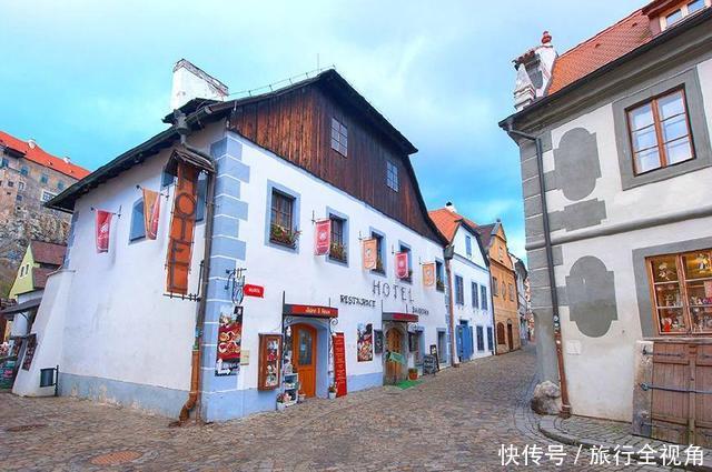 这个小镇曾被一个神秘家族统治，镇中许多地方被列为拍照禁地