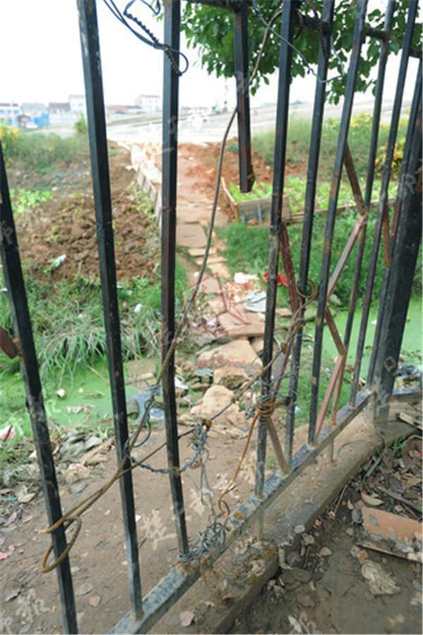 武汉高校保安出损招,护栏上涂屎泼尿放姨妈巾