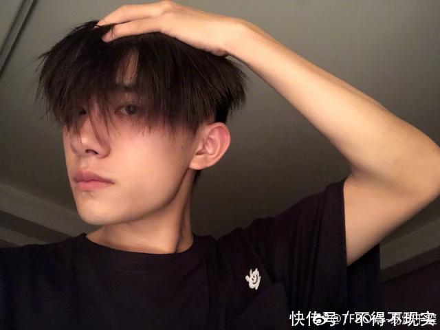 17岁的最后一天 易烊千玺敷面膜自侃精致