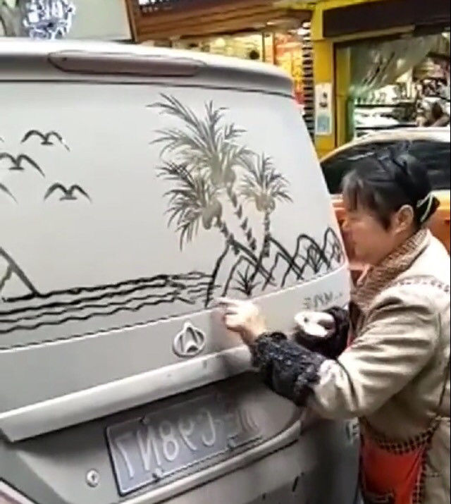 小伙看到大妈在自己车上乱画,准备上前理论,结果却是佩服不已